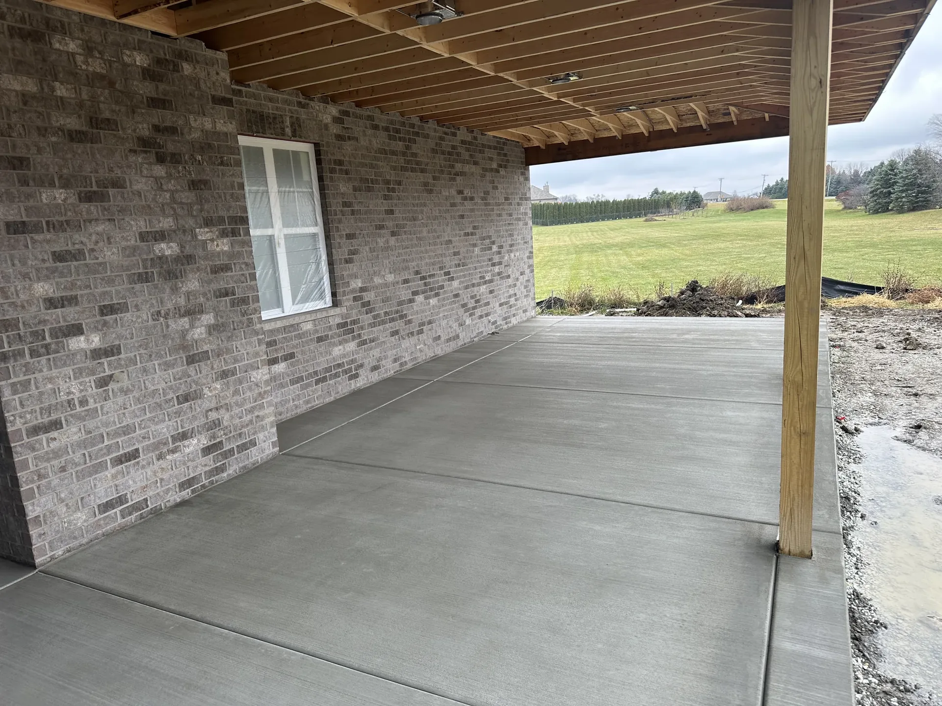 Covered back patio with outdoor living area